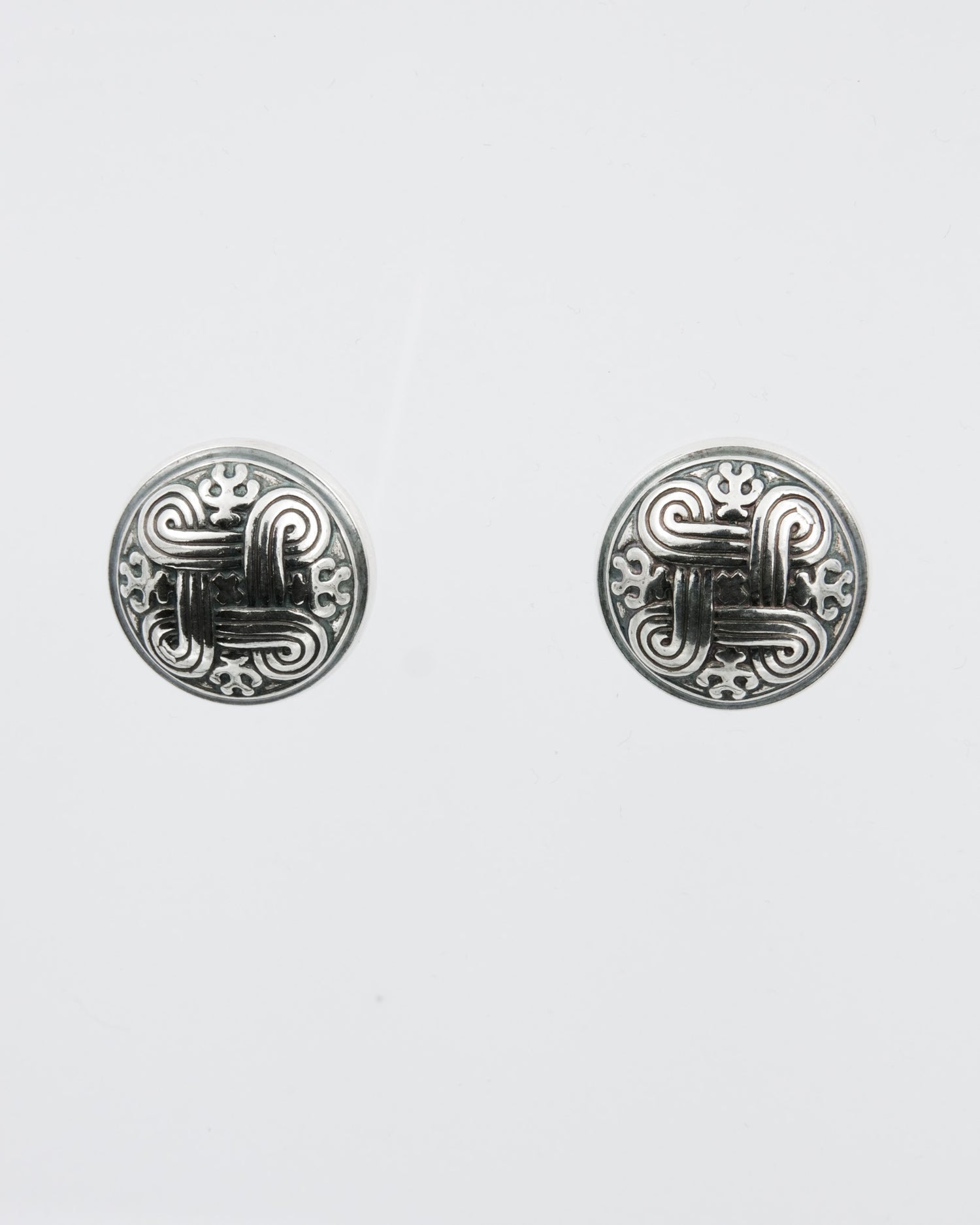 Kept Hannunvaakuna stud earrings silver