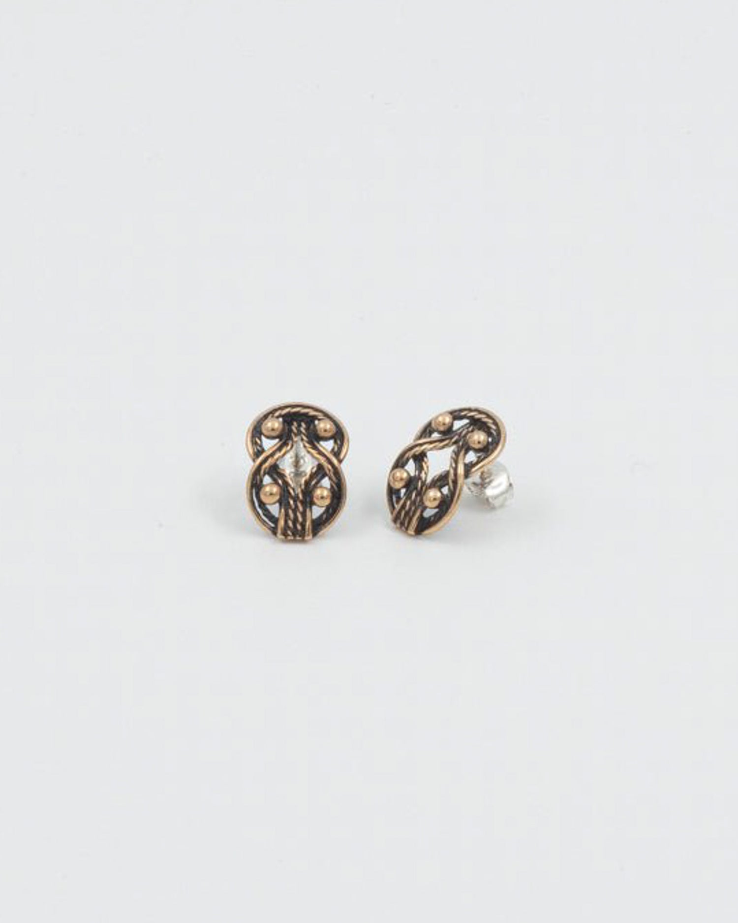 Held Teljänneito stud earrings bronze